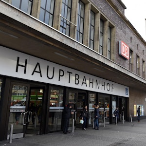 Passanten betreten und verlassen das Foyer des Hauptbahnhofs in Düsseldorf.
