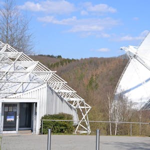 Ab dem 13. Juli werden im Besucherpavillon des Radioteleskops Effelsberg wieder Vorträge angeboten.