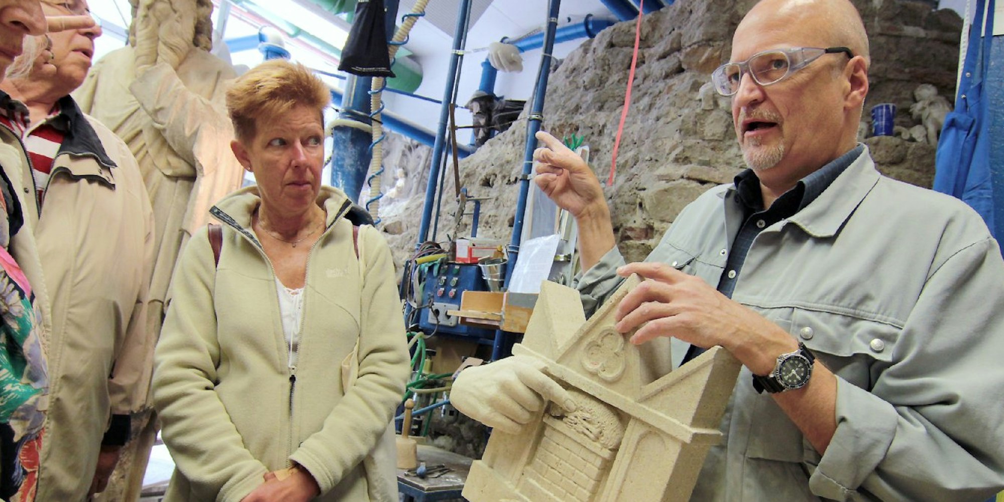 Bildhauer Michael Oster erläuterte den Besuchern in der Dombauhütte seine Arbeit.