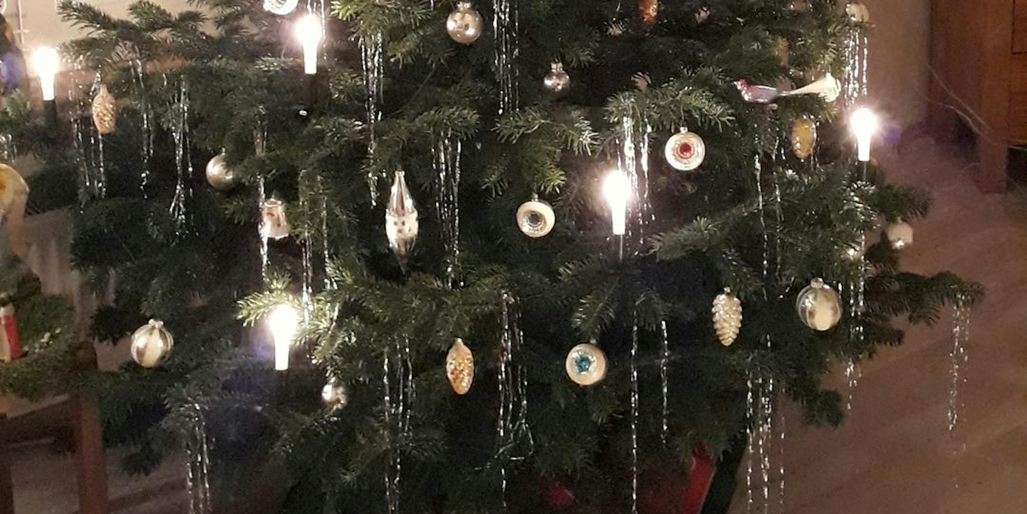 Ein letzter Blick auf den Baum. Bunte Reflexkugeln, silberne Zapfen, Vögelchen, Glöckchen und echtes Lametta – der Baum von Familie Wasserfuhr aus Wipperfeld war dieses Jahr ganz im Stile der Mitte des 20. Jahrhunderts gehalten.