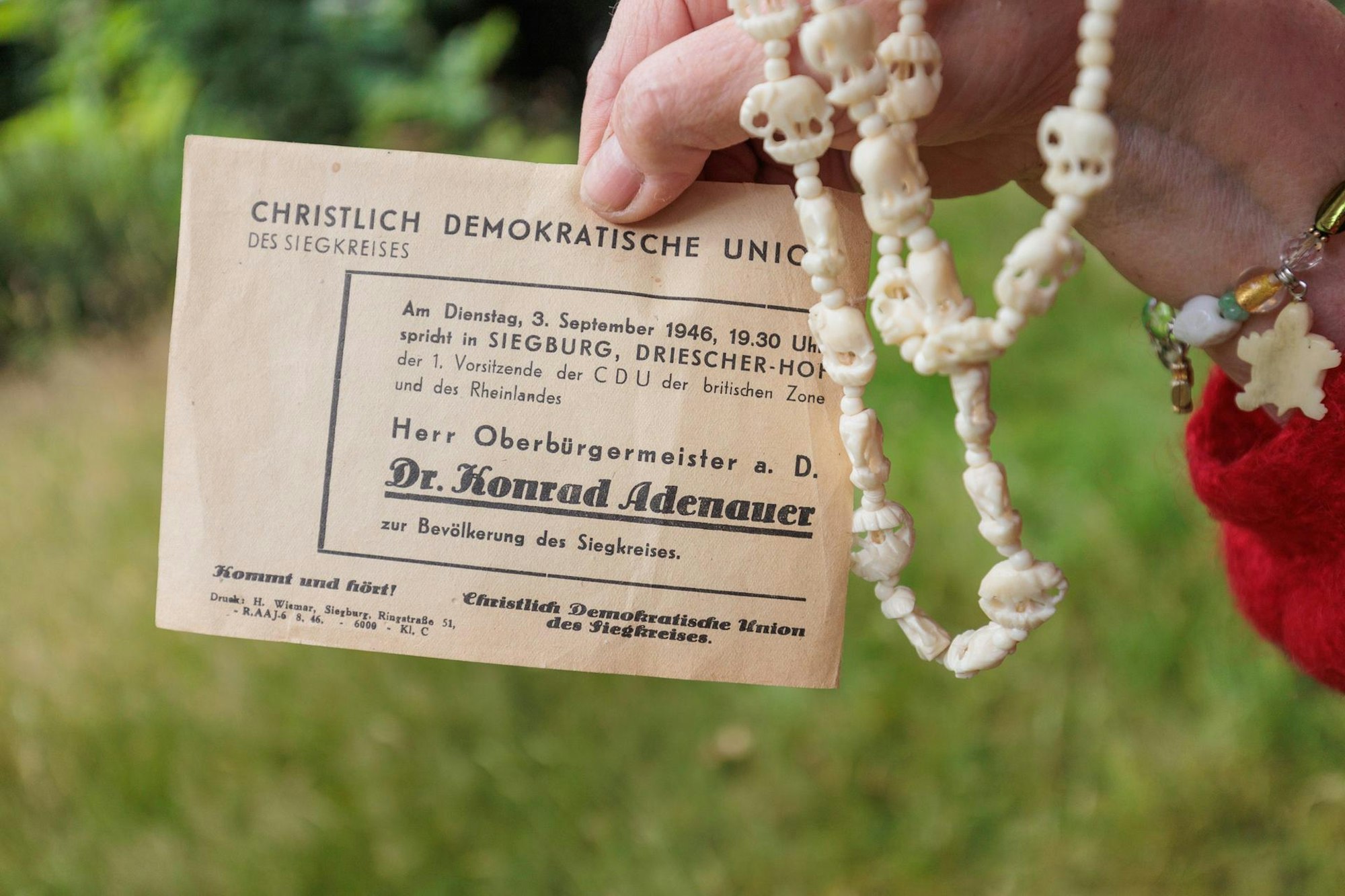 Die ihr von Dr. Konrad Adenauer geschenkte Elfenbeinkette hatte Cäcilie Kinting zuletzt bei dessen Staatsbegräbnis getragen.