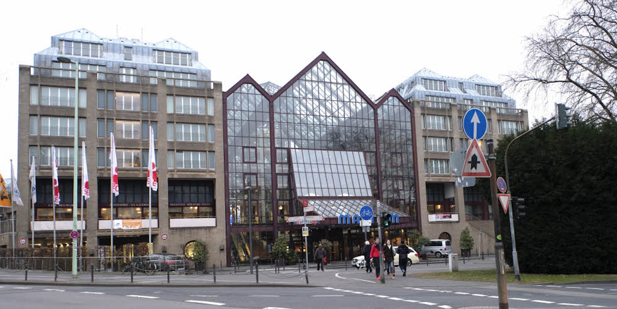 Laut Immobilien-Zeitung soll der Kaufpreis des Hotels bei rund 120 Millionen Euro liegen.