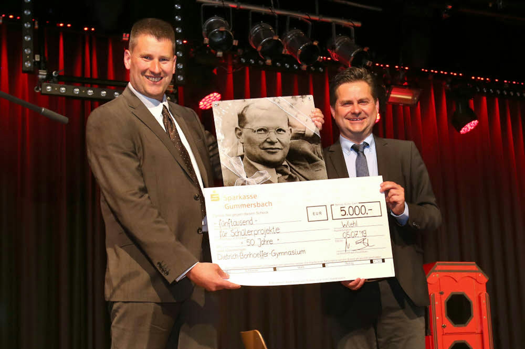 Bürgermeister Ulrich Stücker (r.) überreichte einen Spendenscheck in Höhe von 5000 Euro an Schulleiter Frank Mistler.
