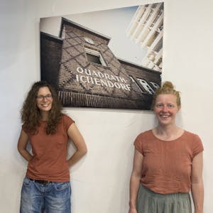 Maria Mock (l.) und Lisa Herbst, Mitarbeiterinnen des Vereins ASH Sprungbrett, veranstalteten den Theaterworkshop .