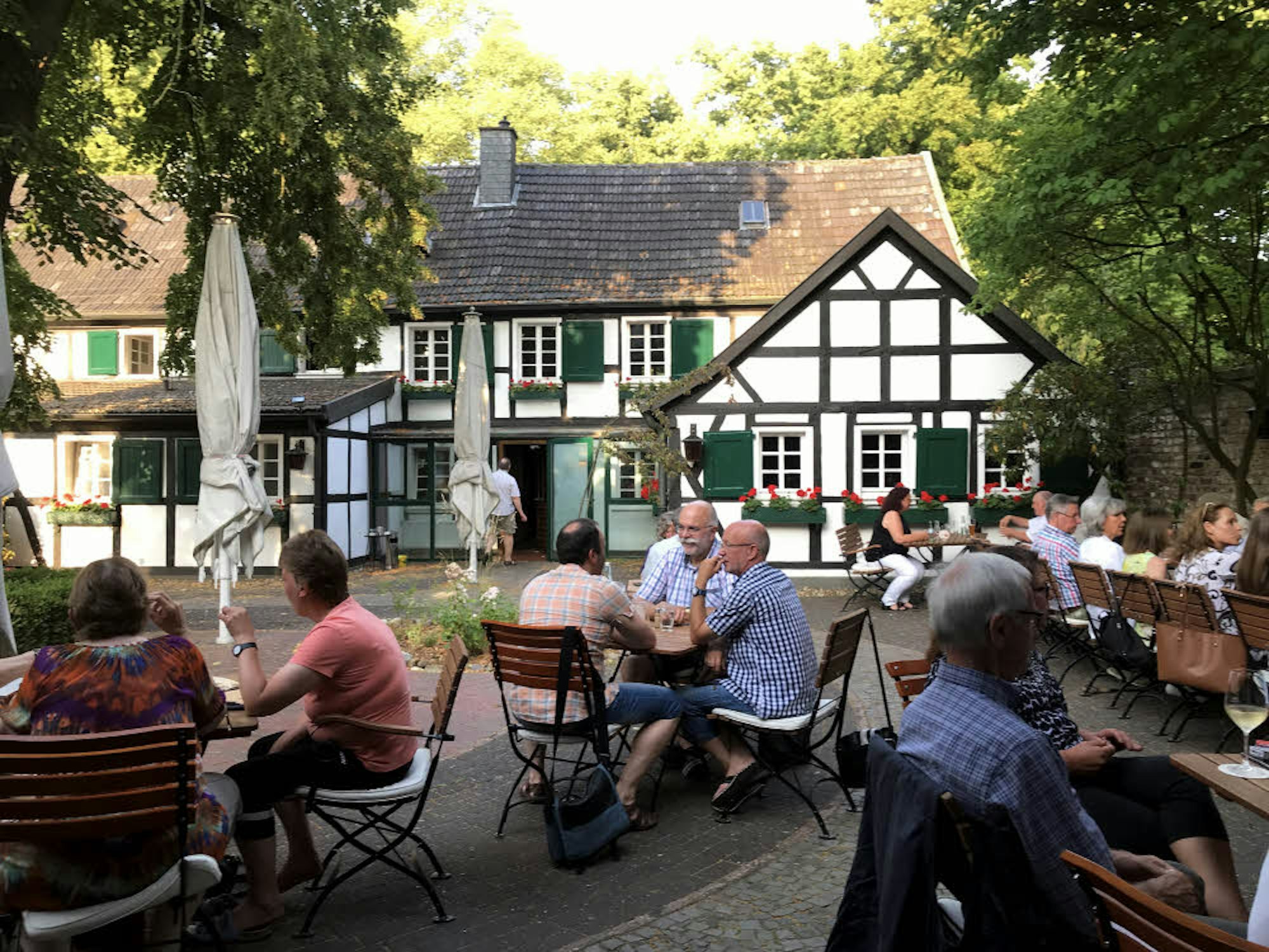 Das Merheimer Traditionslokal „Em Ahle Kohberg“ bietet im lauschigen Biergarten schattige Plätze.