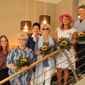 Blumen für die Models: Designerin Katrin Mehren (links) und Moderatorin Petra Nova (Mitte hinten) mit den vier Mannequins nach der Modenschau.