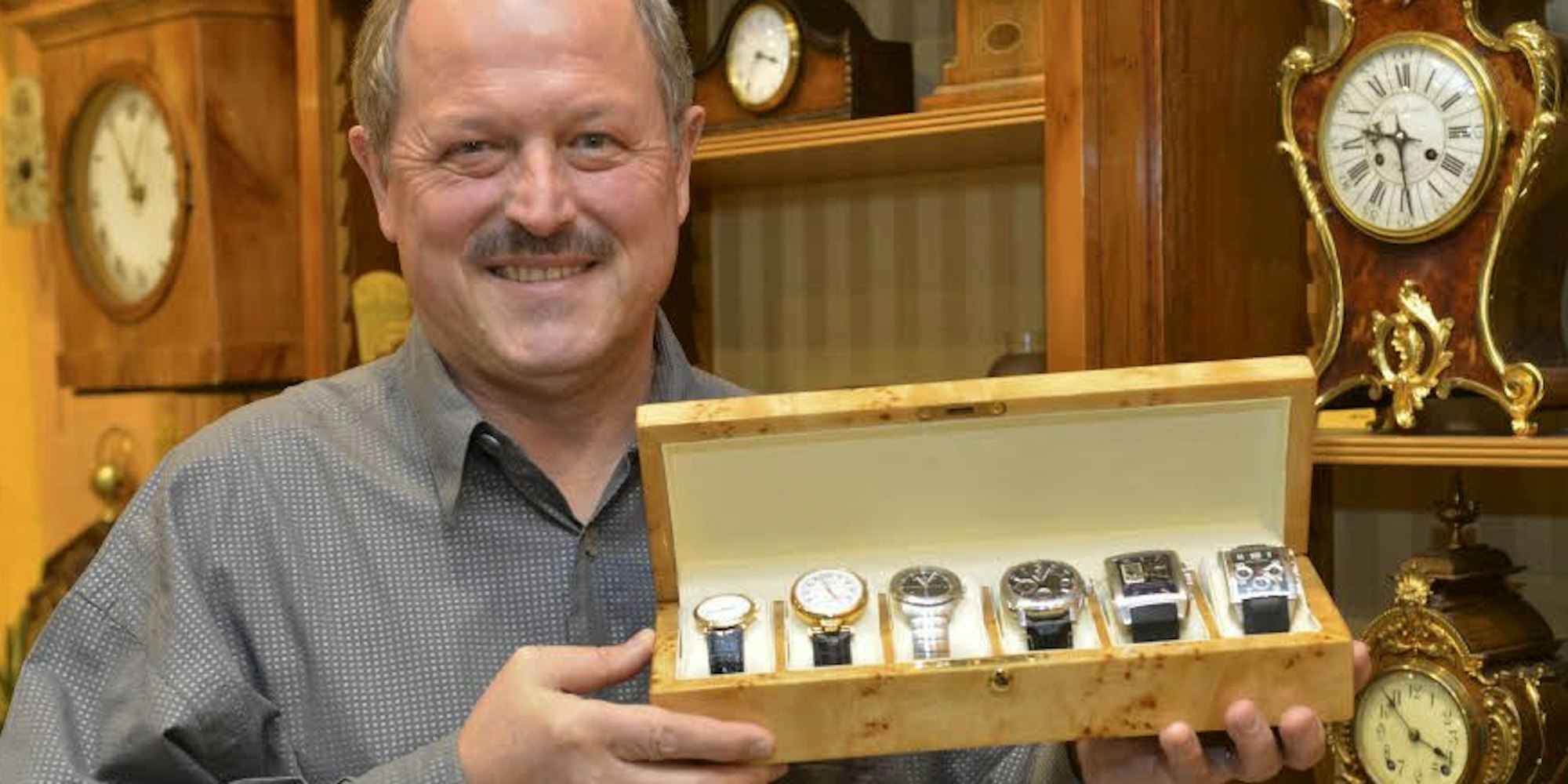 Hartmut Last präsentiert eine Auswahl seiner Uhren in seinem Geschäft in der Grünen Ladenstadt.