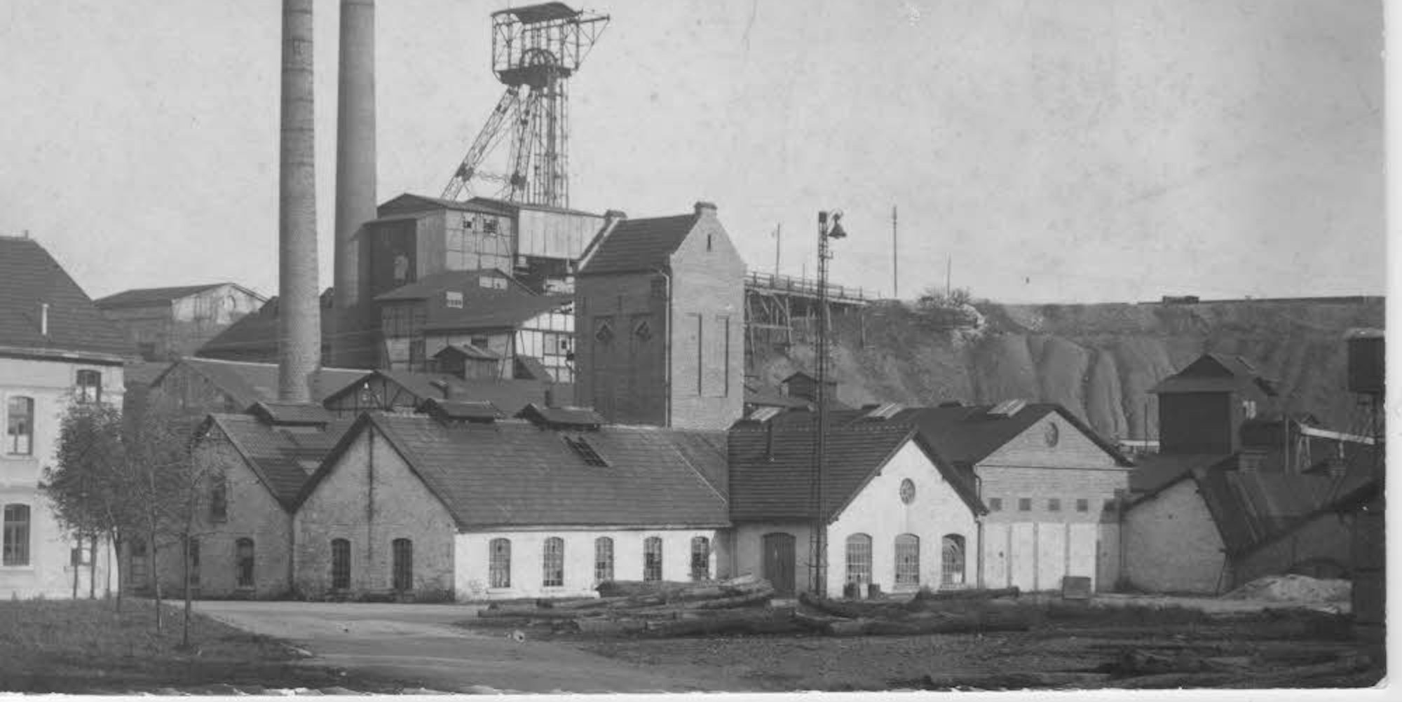 Die Grube Weiß um 1917: links das Verwaltungsgebäude, oben links das Maschinenhaus, mittig die Trafostation.