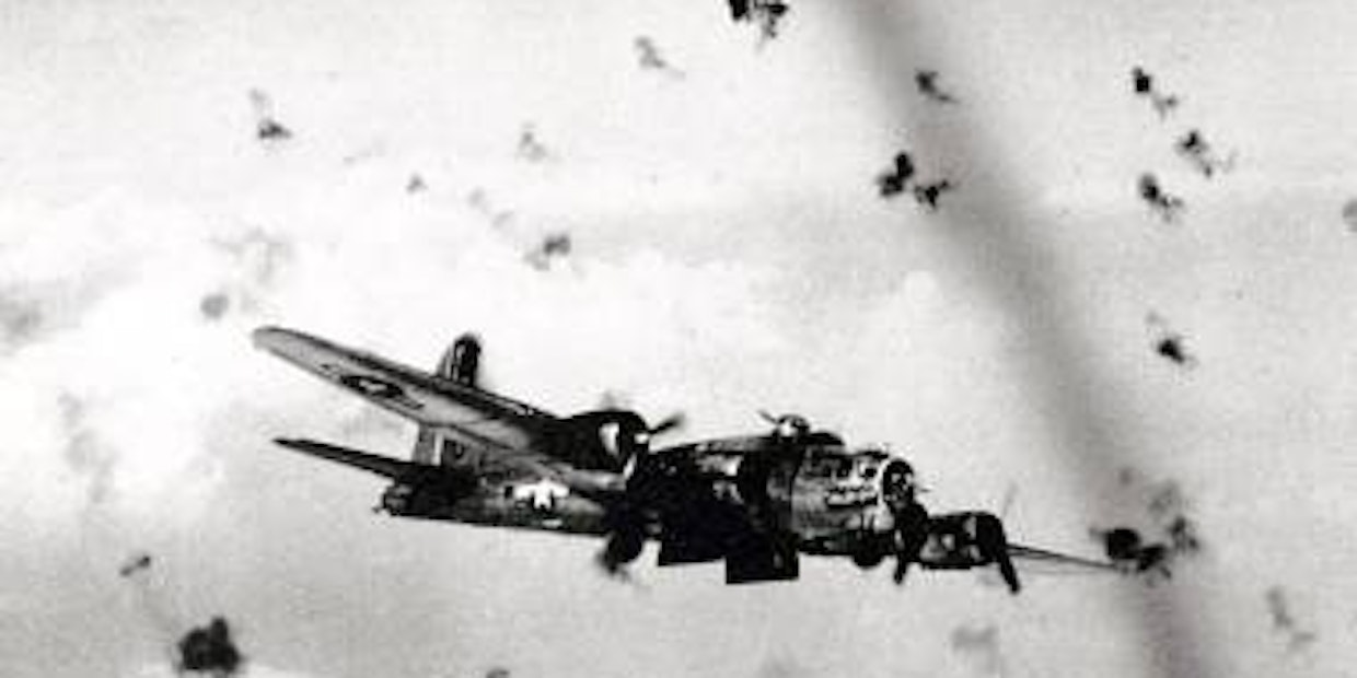 Solch ein Bomber vom Typ Boeing B-17, genannt „Fliegende Festung“, stürzte am 15. Oktober 1944 über Frechen ab. (Bilder: Privat )