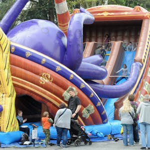 Das Piratenschiff, das Kindern mit seiner Luftrutsche schon beim Umweltfest Spaß gemacht hat, pustet der Verein Burscheid live bei der Schützen-Kirmes am 2. September auf.