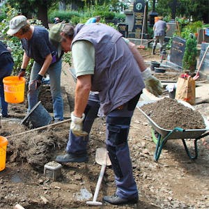 In kleinen und größeren Gruppen räumten Helferinnen und Helfer am vergangenen Wochenende die von der Flut teilweise verwüsteten Gräber auf dem Friedhof von Bad Münstereifel frei und bauten sie wieder auf.