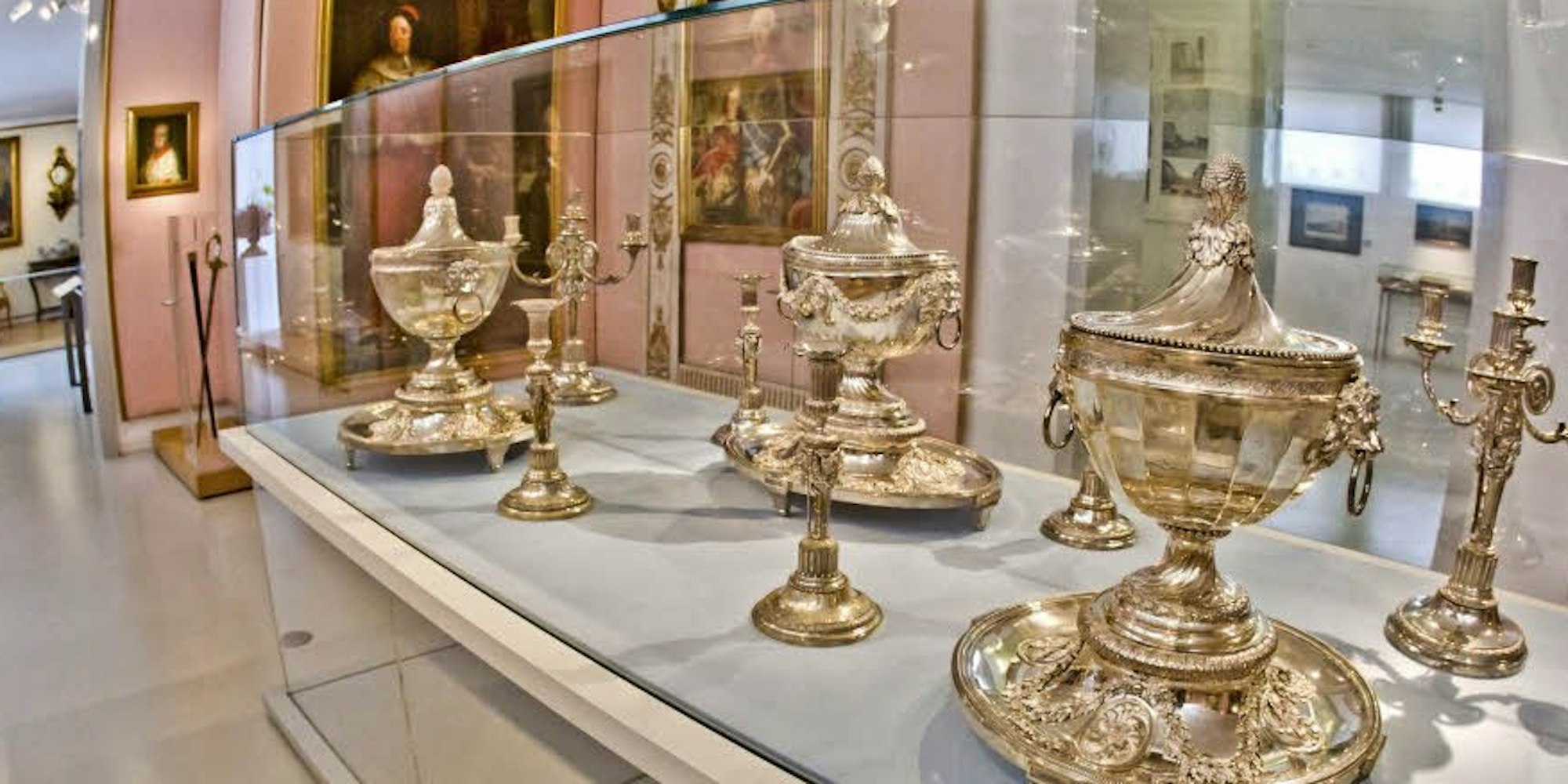 Blick in die Dauerausstellung im Stadtmuseum: Das Silbergeschirr aus dem 18. Jahrhundert ist ein Blickfang.