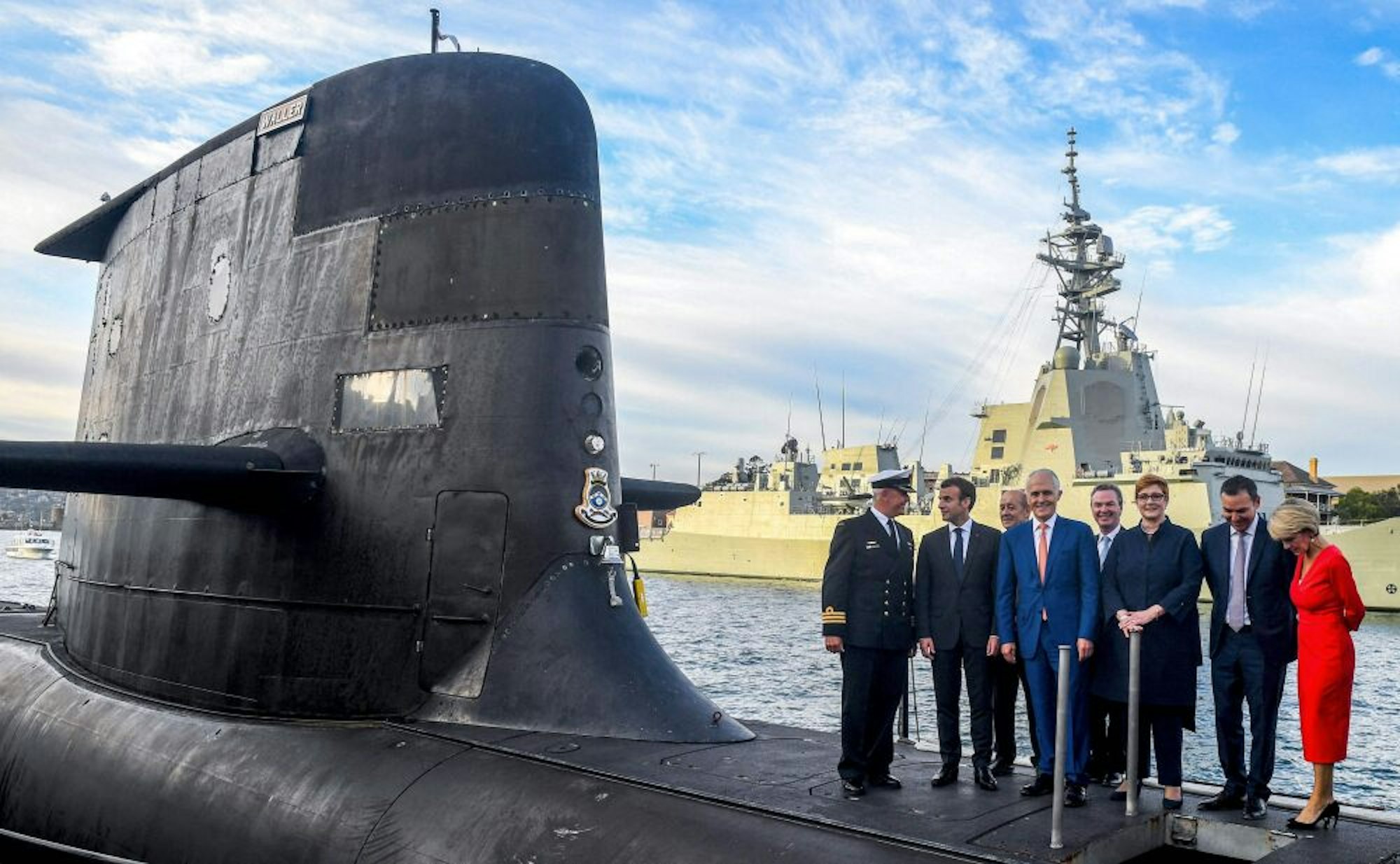 2018 posierte Frankreichs Präsident Emmanuel Macron (2.v.l.) mit dem damaligen Premier Malcolm Turnbull (Mitte) an Deck eines australischen U-Bootes.