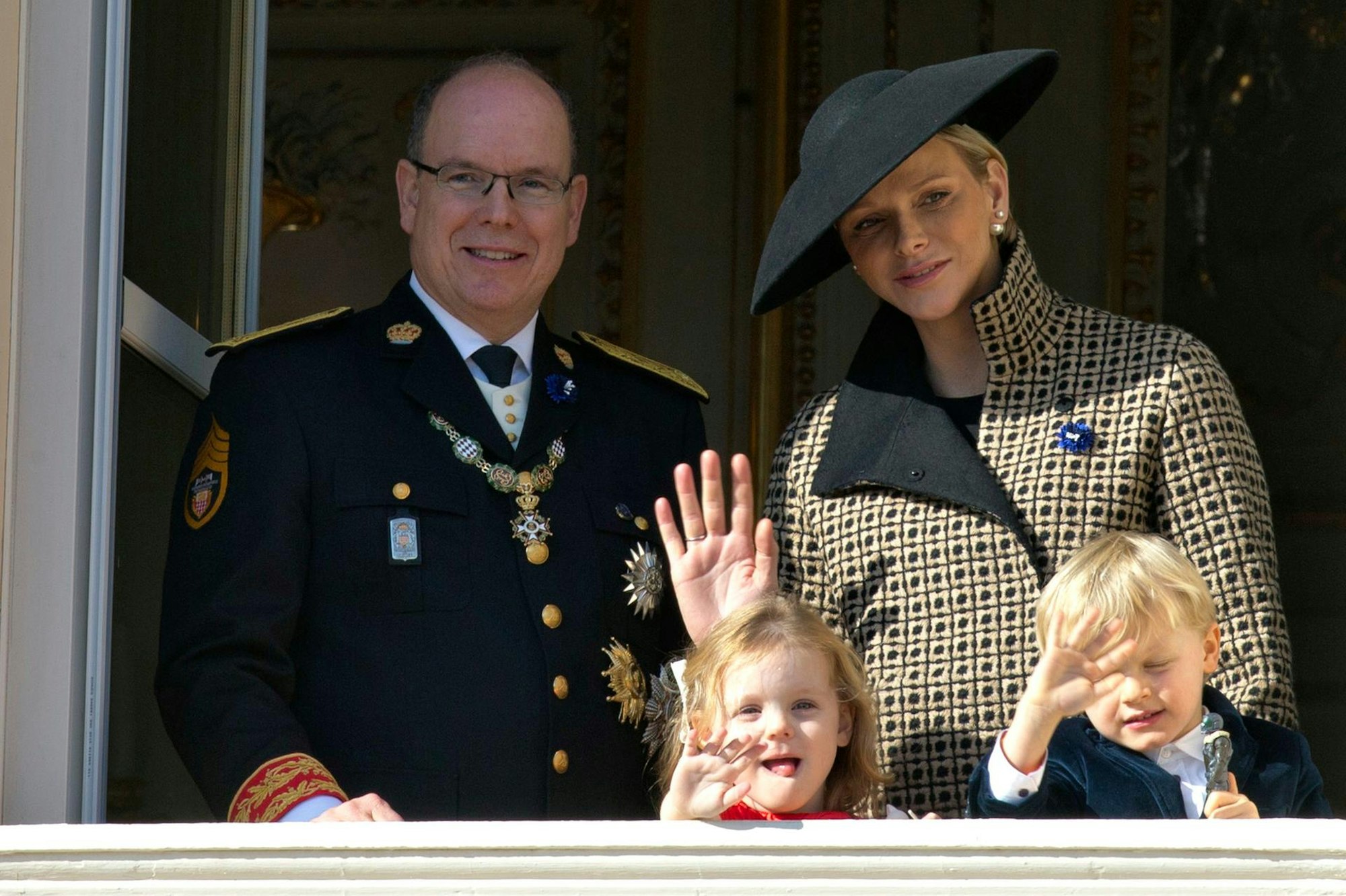 Fürst Albert II. von Monaco und Fürstin Charlene mit ihren Kindern Gabriella und Jacques während Feierlichkeiten 2018.