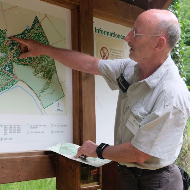 Friedwald-Förster Jürgen Wittler und seine Kollegen erklären Besuchern der Einrichtung gerne, wo sie den Baum mit der letzten Ruhestätte ihres Verstorbenen finden und welche Baumarten dort anzutreffen sind.