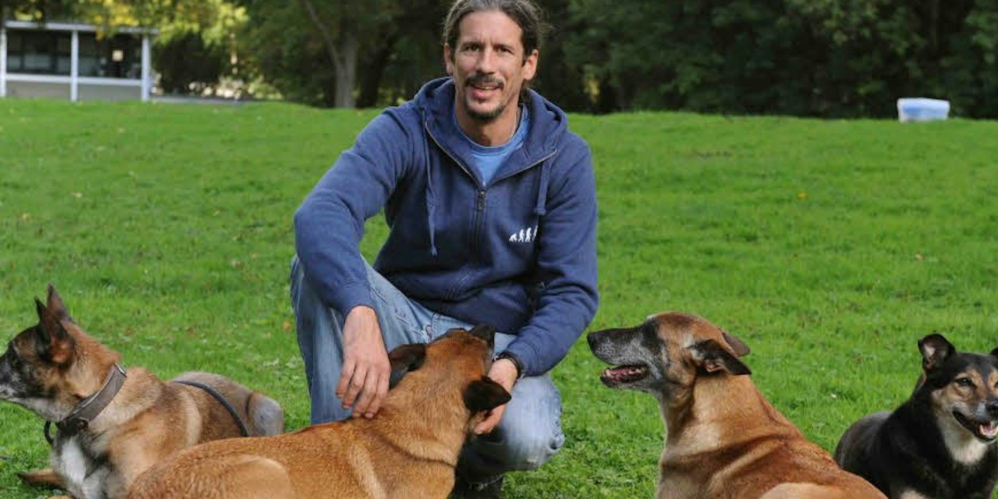 Trainer Peter Herrmann lehrt den richtigen Umgang mit Hunden.
