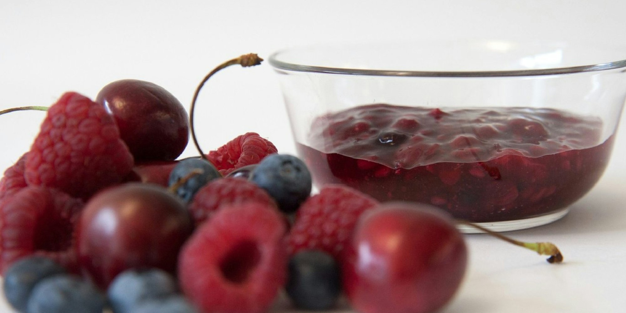 Die gesunden Beeren schmecken unverarbeitet oder als Desserts, zum Beispiel als rote Grütze.