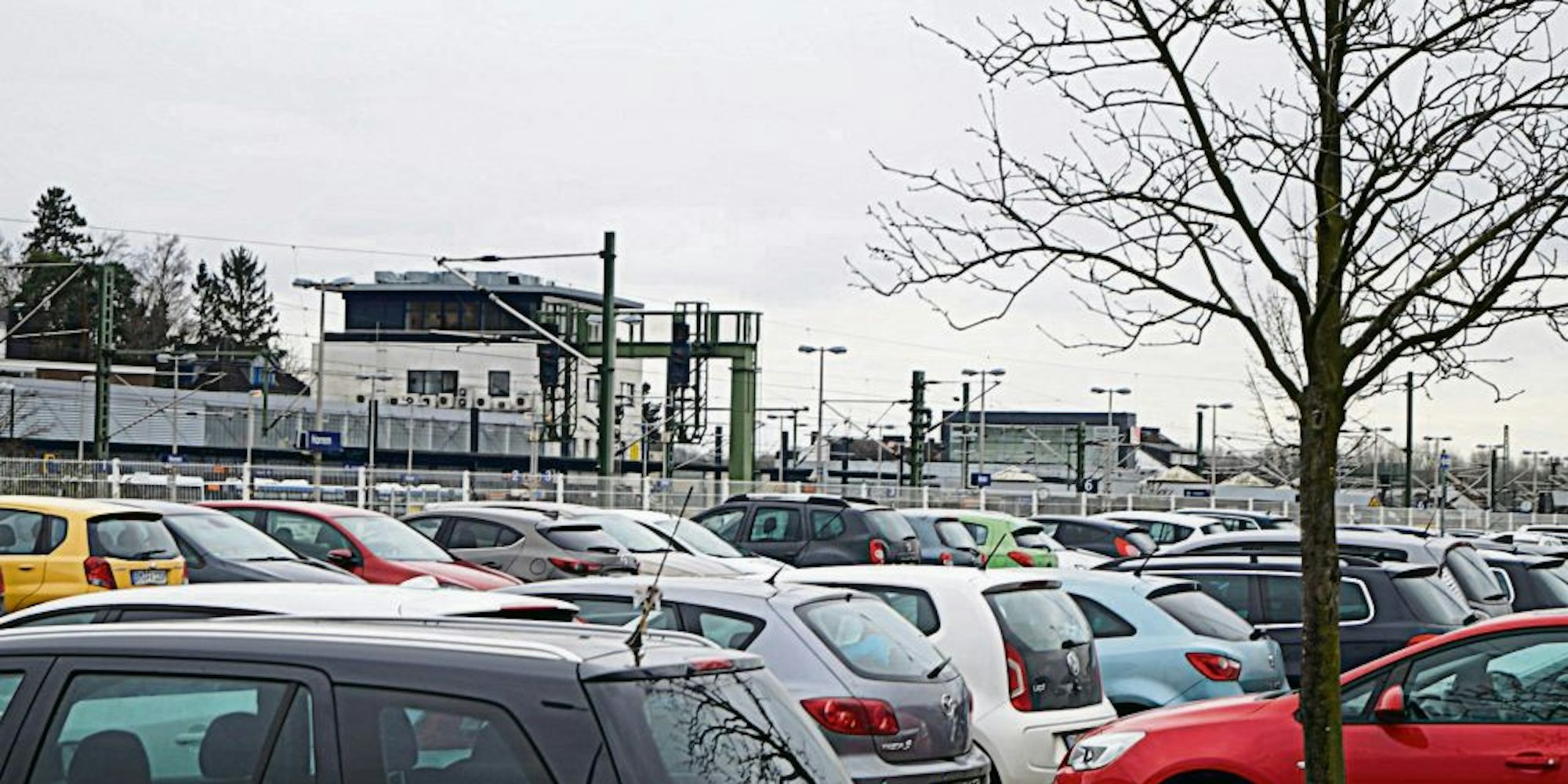 Voll ausgelastet sind die Park-and-Ride-Anlagen am Bahnhof Horrem.