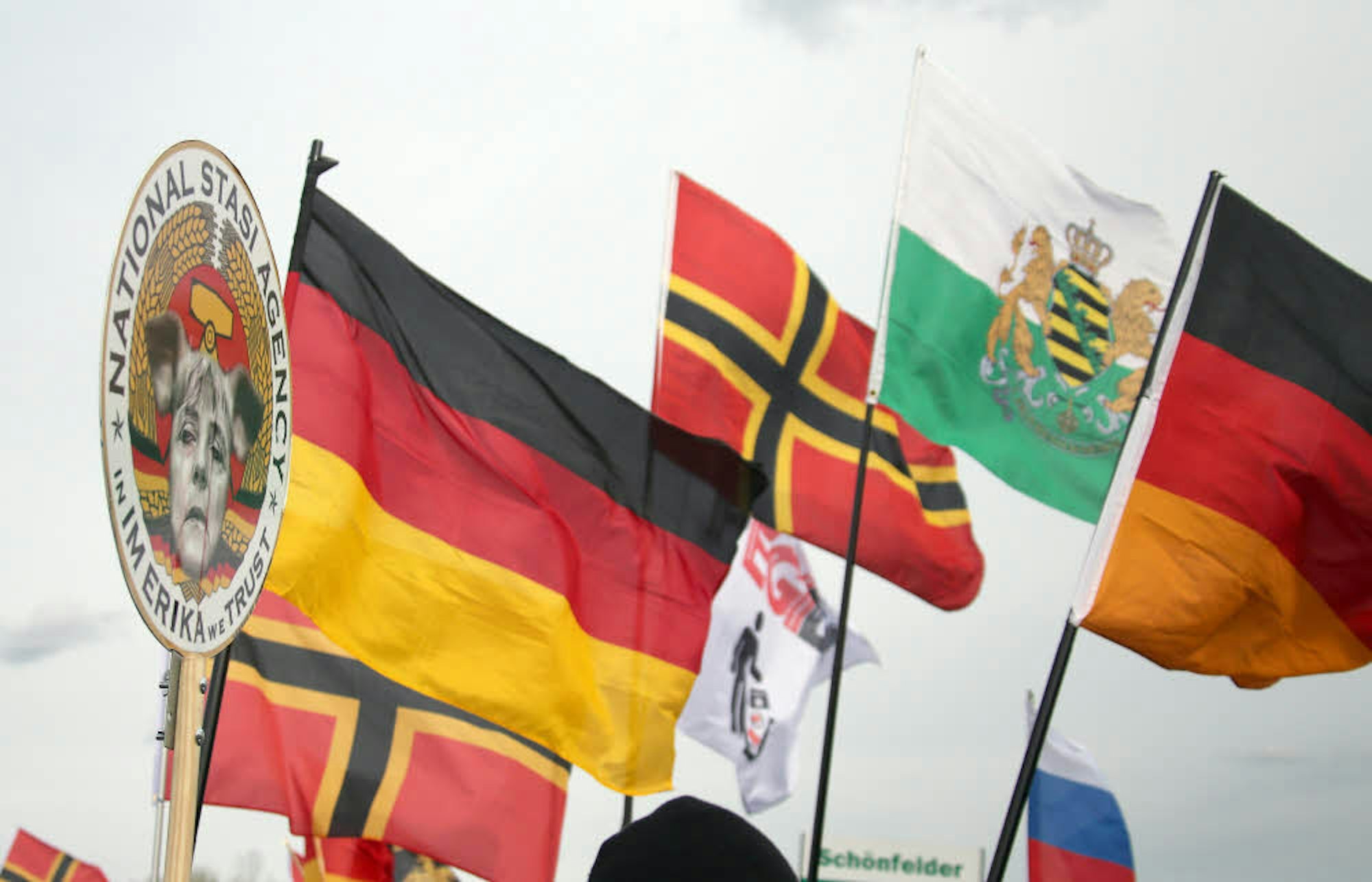 Die „Wirmer-Flagge“ (Mitte) bei einer Pegida-Demonstration.