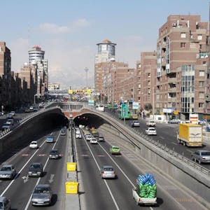Autos fahren auf einer Stadtautobahn in der iranischen Hauptstadt Teheran. (Symbolfoto)
