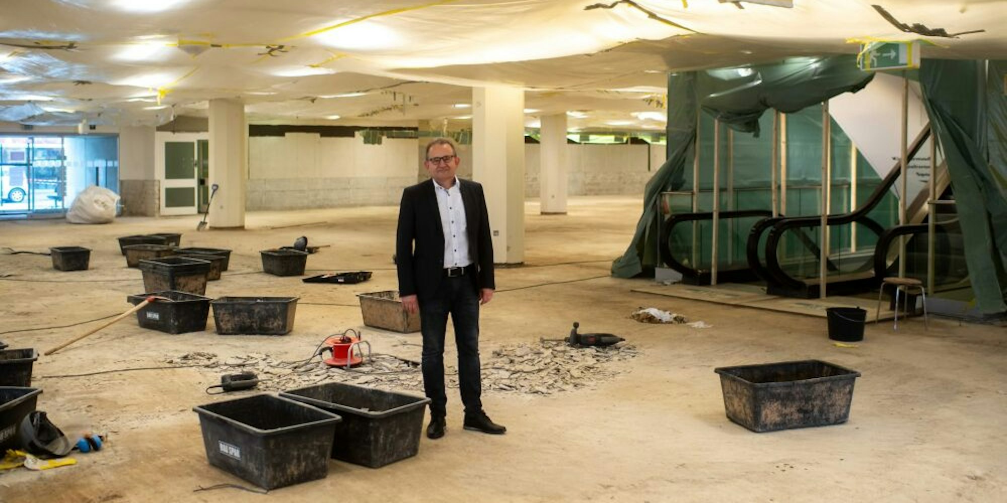 So sieht man den Kaufhof selten: völlig leer. Geschäftsführer Hans-Peter Neußer plant die Teileröffnung in wenigen Wochen.