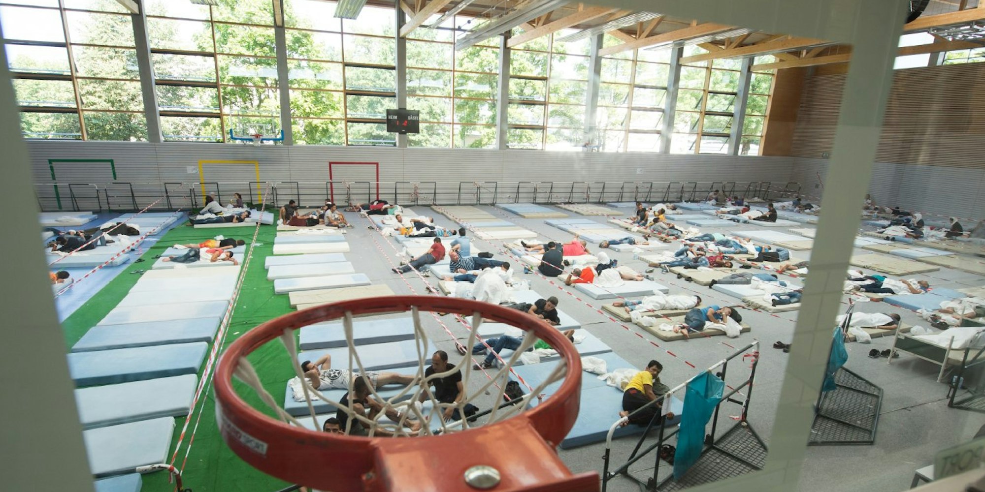 Flüchtlinge, untergebracht in einer Turnhalle in Deggendorf.