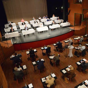 Ratssitzung in Gladbach unter Corona-Bedingungen: Die Verwaltung sitzt an an weißen Tischen auf der Bühne, die Politik im Zuschauersaal.