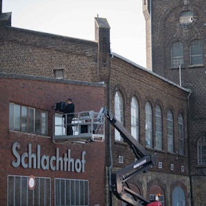 Damit der Euskirchener Schlachthof auch als solcher zu erkennen ist, wurde für die Aufnahmen der Netflix-Serie „Die Welle“ ein entsprechender Schriftzug an der Fassade angebracht.