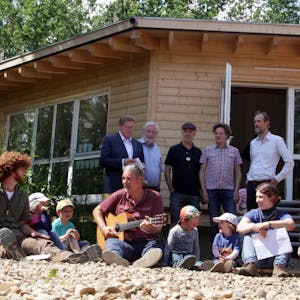 Groß und Klein stimmten zur offiziellen Eröffnung des neuen Holzhauses ein Lied an.