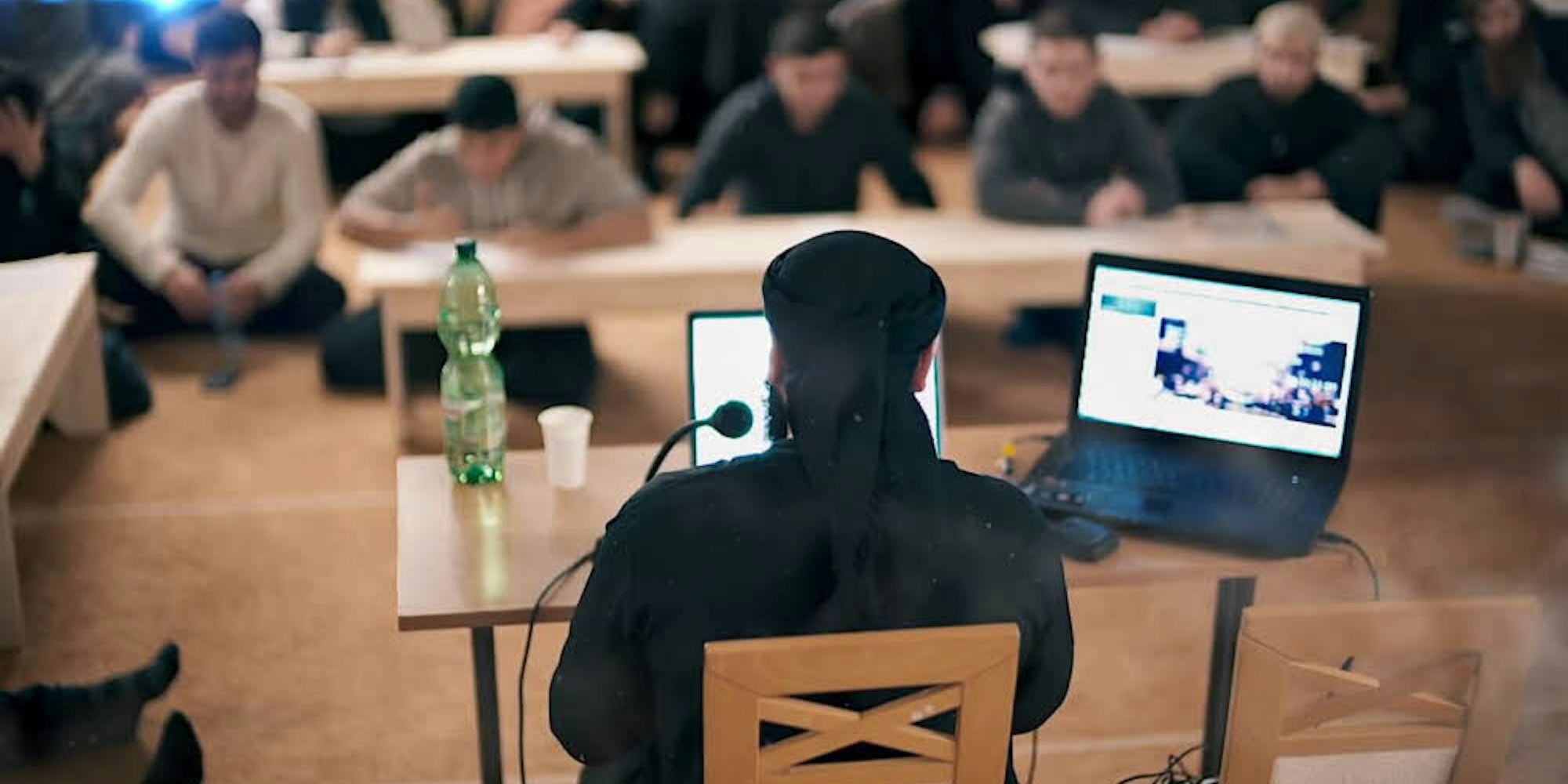 Der Screenshot von Al Manhaj Media zeigt Abdulaziz Abdullah Abdullah, alias Abu Walaa, bei einer Predigt. Er ist seit einigen Jahren einer der einflussreichsten Prediger der radikalen deutschen Salafisten-Szene. Im November 2016 wurde er festgenommen.