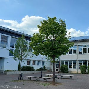 An der Ostseite der Ahr-Grundschule in Blankenheim soll die neue Turnhalle gebaut werden.