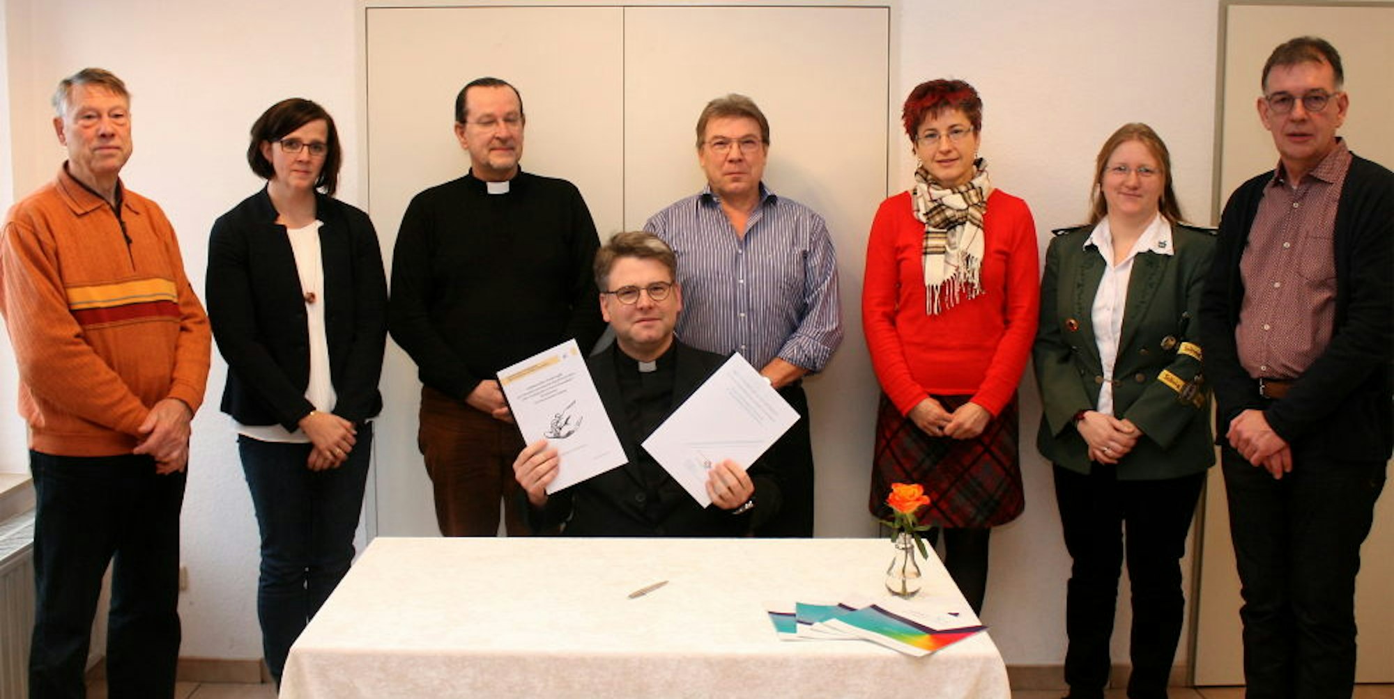 Schutzkonzepte zur Prävention sexualisierter Gewalt bei Kindern und Jugendlichen erstellte die GdG Blankenheim-Dahlem. Pfarrer Andreas Züll (M.) als Leiter der GdG unterzeichnete sie im Pfarrheim als Erster.