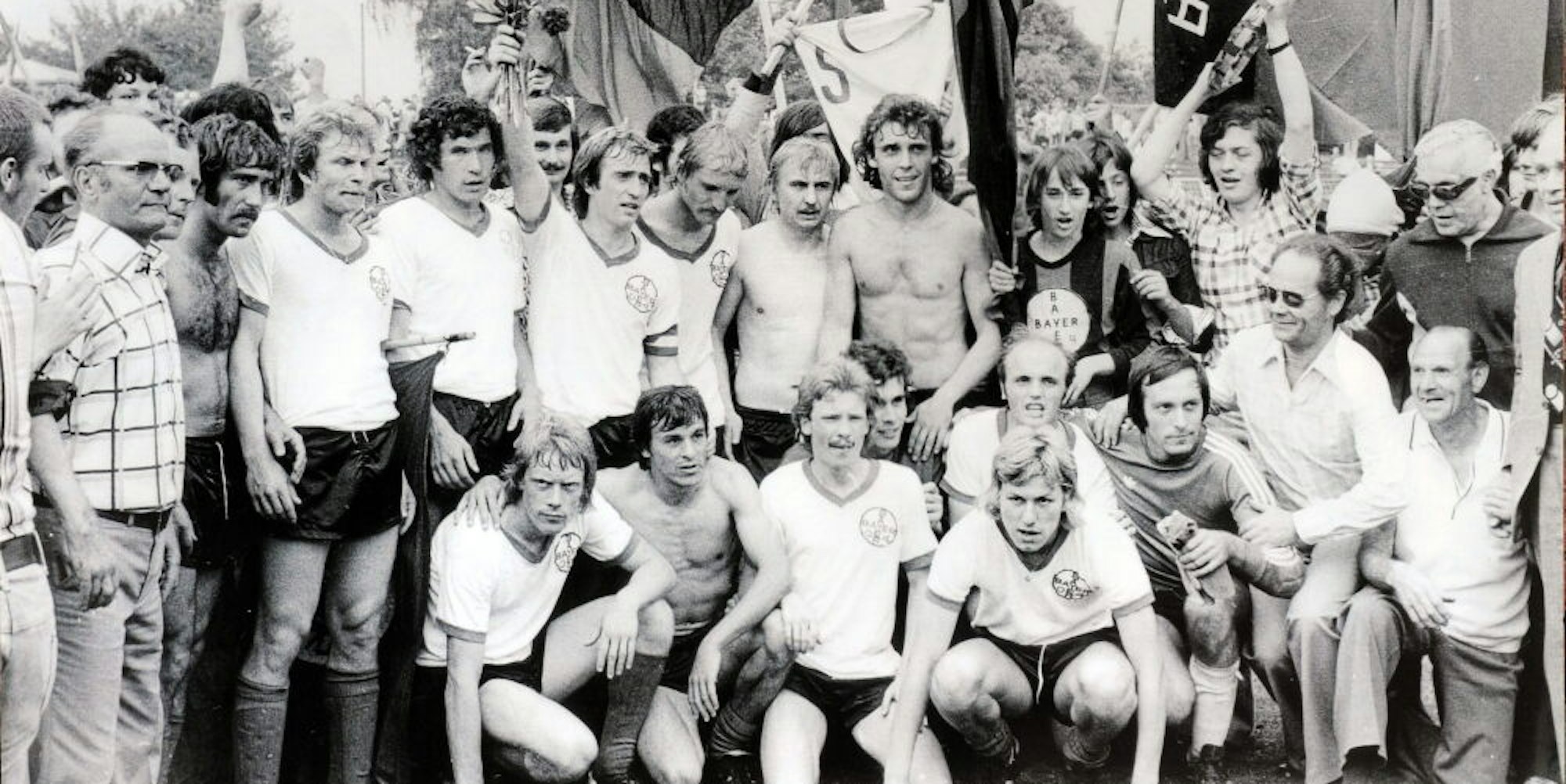 Die Mannschaft von 1975 feiert den Aufstieg in die zweite Fußball-Bundesliga.