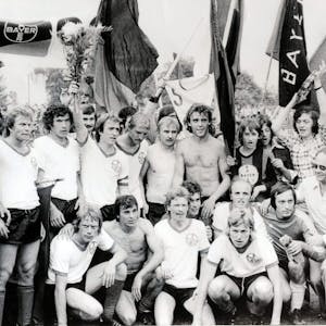 Die Mannschaft von 1975 feiert den Aufstieg in die zweite Fußball-Bundesliga.