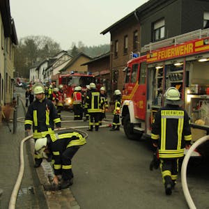 Wenn es brennt, sind sie zur Stelle: die ehrenamtlichen Feuerwehrleute der Stadt Mechernich, hier bei einem Brandeinsatz in der Gielsgasse in Kommern.