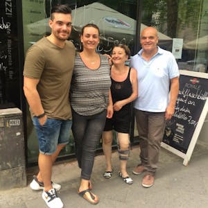 Stefano, Maria, Clementina und Bruno Zarrella (v.l.) vor ihrem Restaurant.