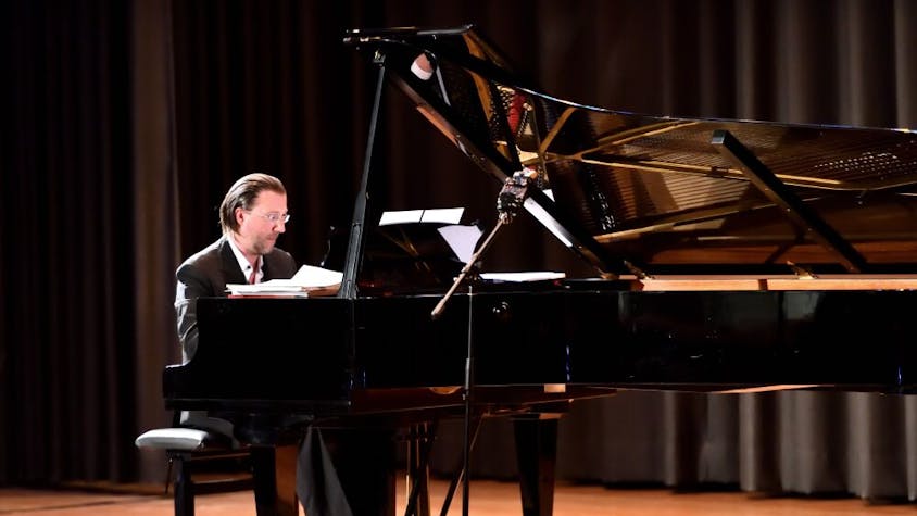 Der Kölner Pianist Christoph Schnackertz, ein Spezialist für Neue Musik. l