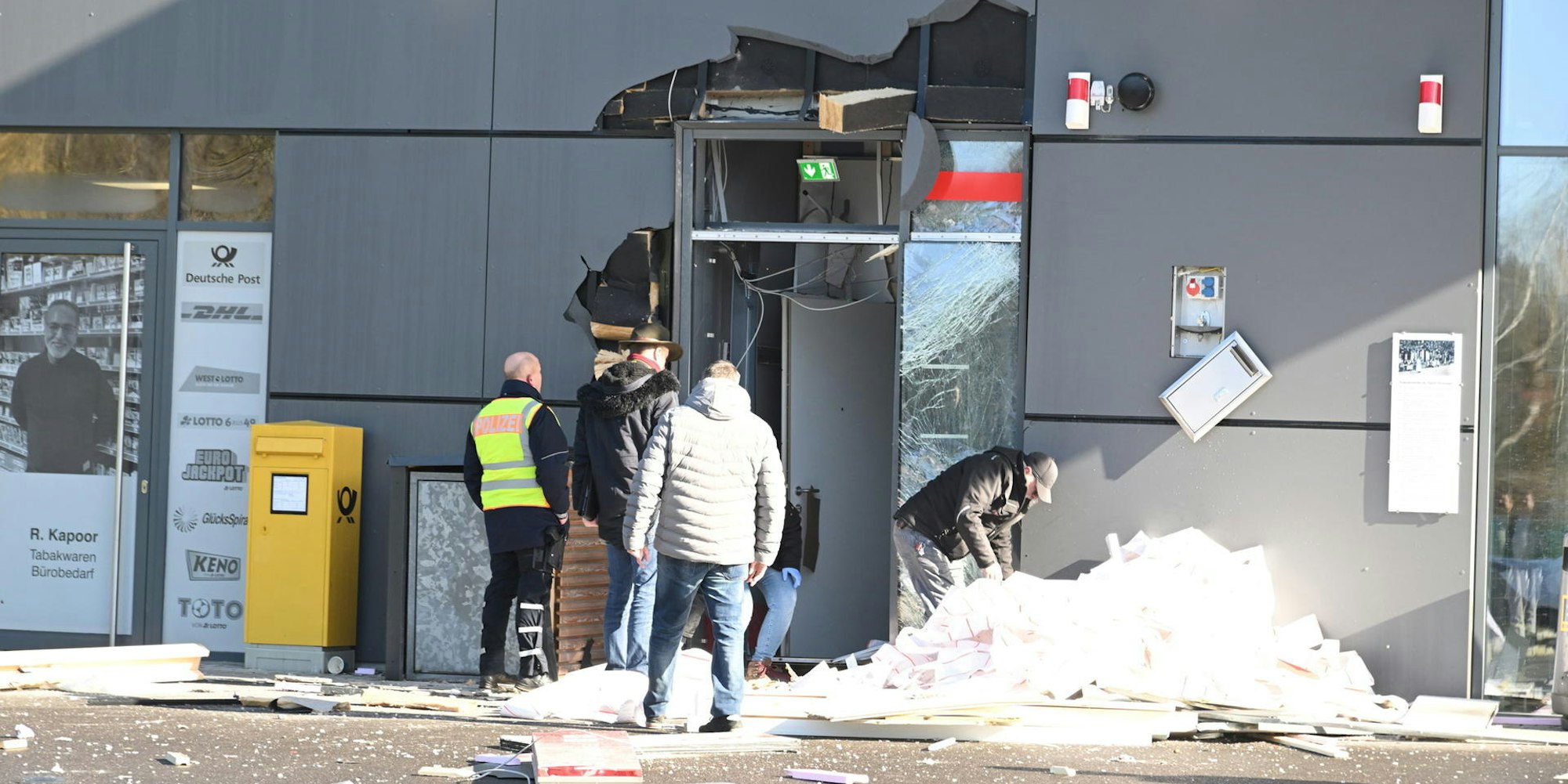 Schwer beschädigt wurde auch die Fassade des Edeka-Markts Hetzenegger durch die Automatensprengung im Vorraum in der Nacht zu Mittwoch.