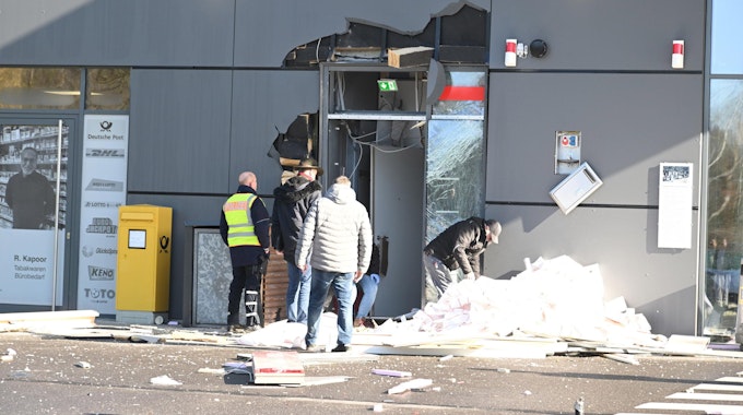 Schwer beschädigt wurde auch die Fassade des Edeka-Markts Hetzenegger durch die Automatensprengung im Vorraum in der Nacht zu Mittwoch.