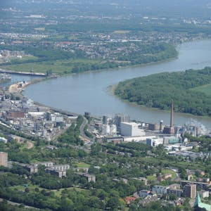 Der Rhein bei Wesseling. Hier könnte die sogenannte Rheinspange 553 die Autobahnen A 59 und A 555 verbinden.