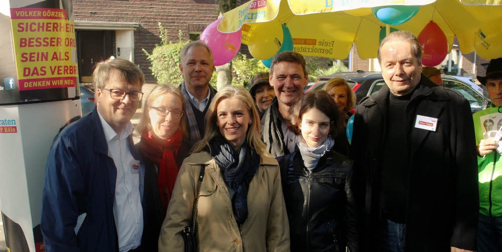 FDP-Kandidat Reinhard Houben (l.) wurde von internationalen Wahlbeobachtern begleitet.