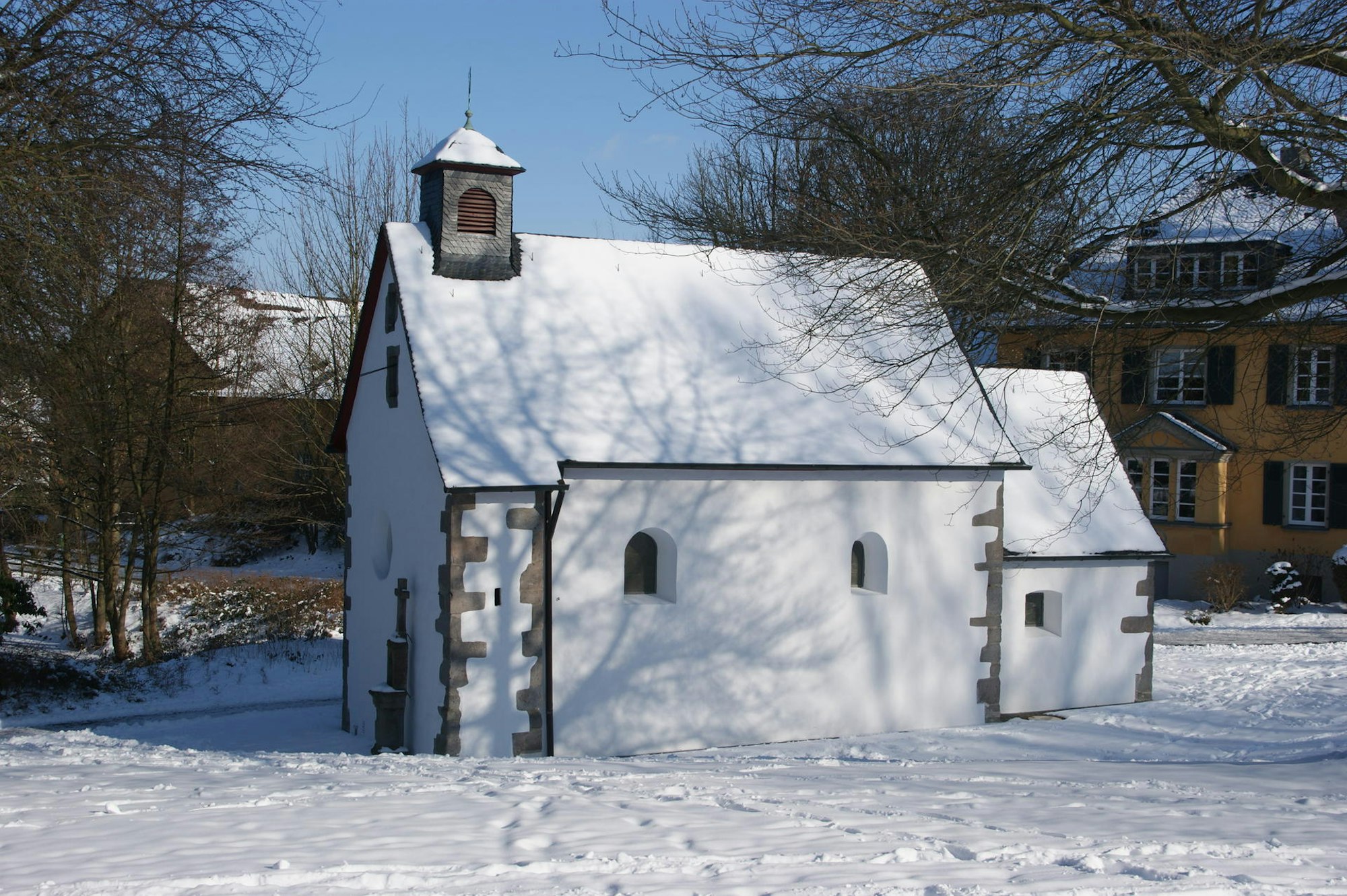 Nikolauskapelle_Heisterbacherrott_im_Winter_Wiki_3.0_Tohama