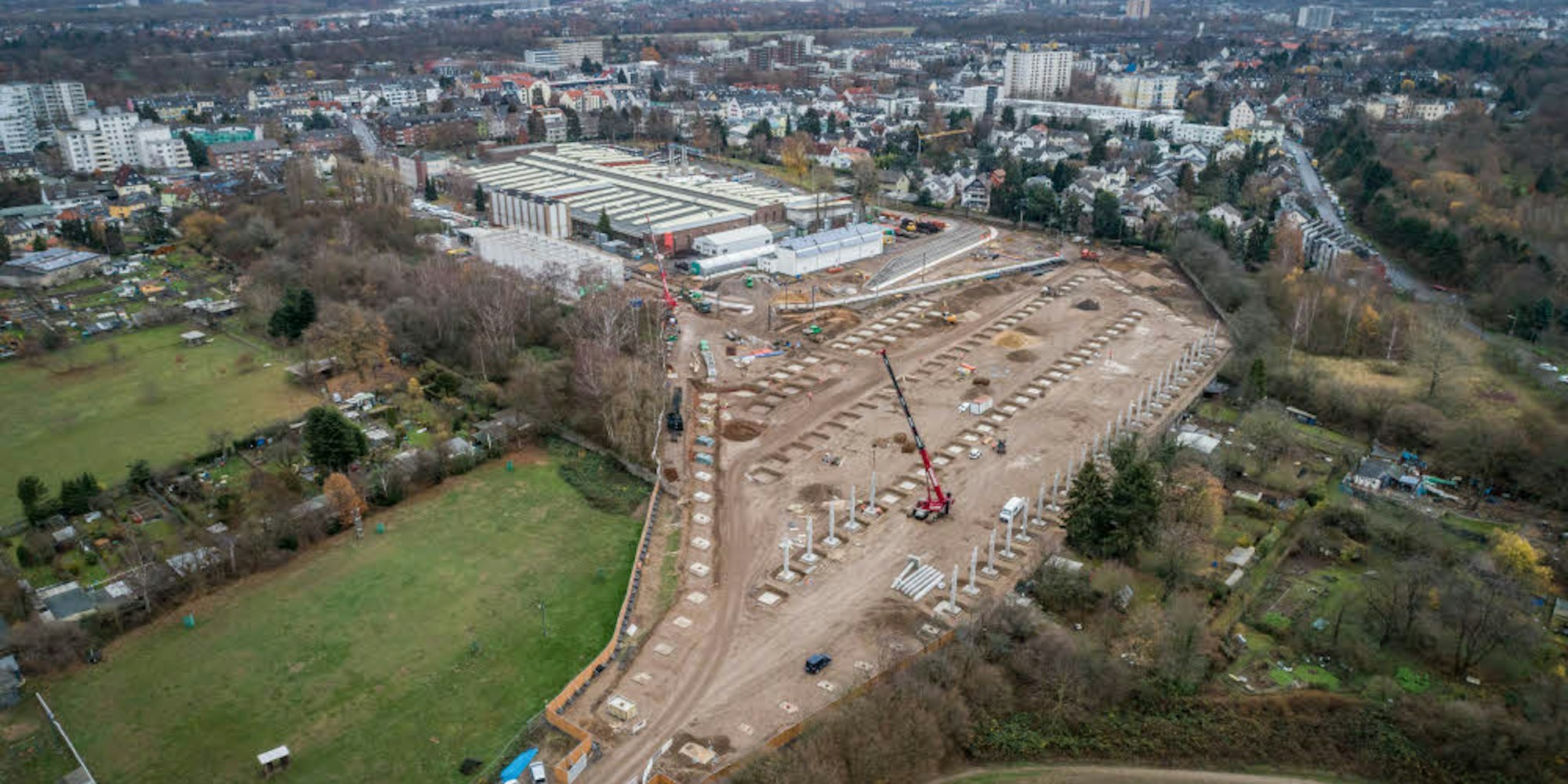 Die Baustelle für eine neue Abstellanlage der KVB in Weidenpesch (vorne), daneben die Hauptwerkstatt