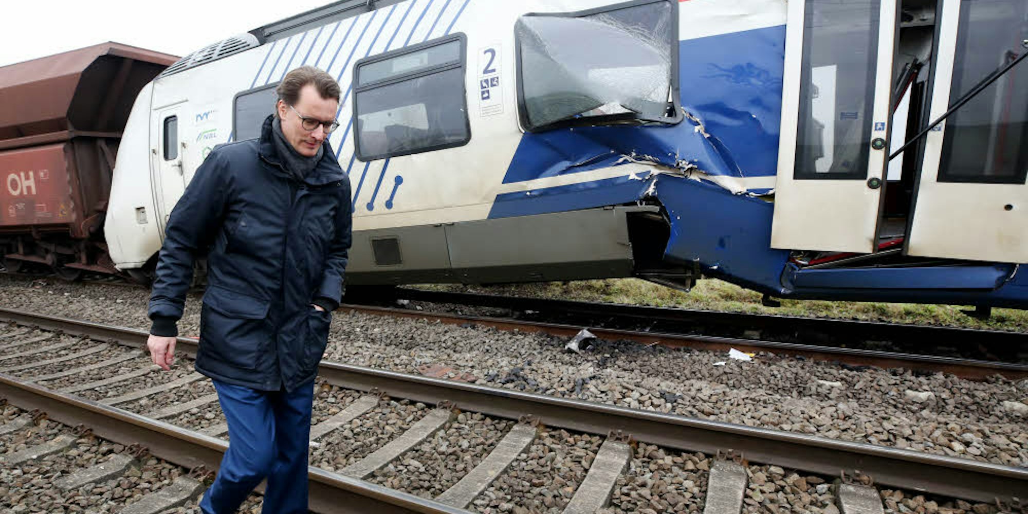 NRW-Verkehrsminister Hendrik Wüst (CDU) besichtigt den Unfallort in Meerbusch.