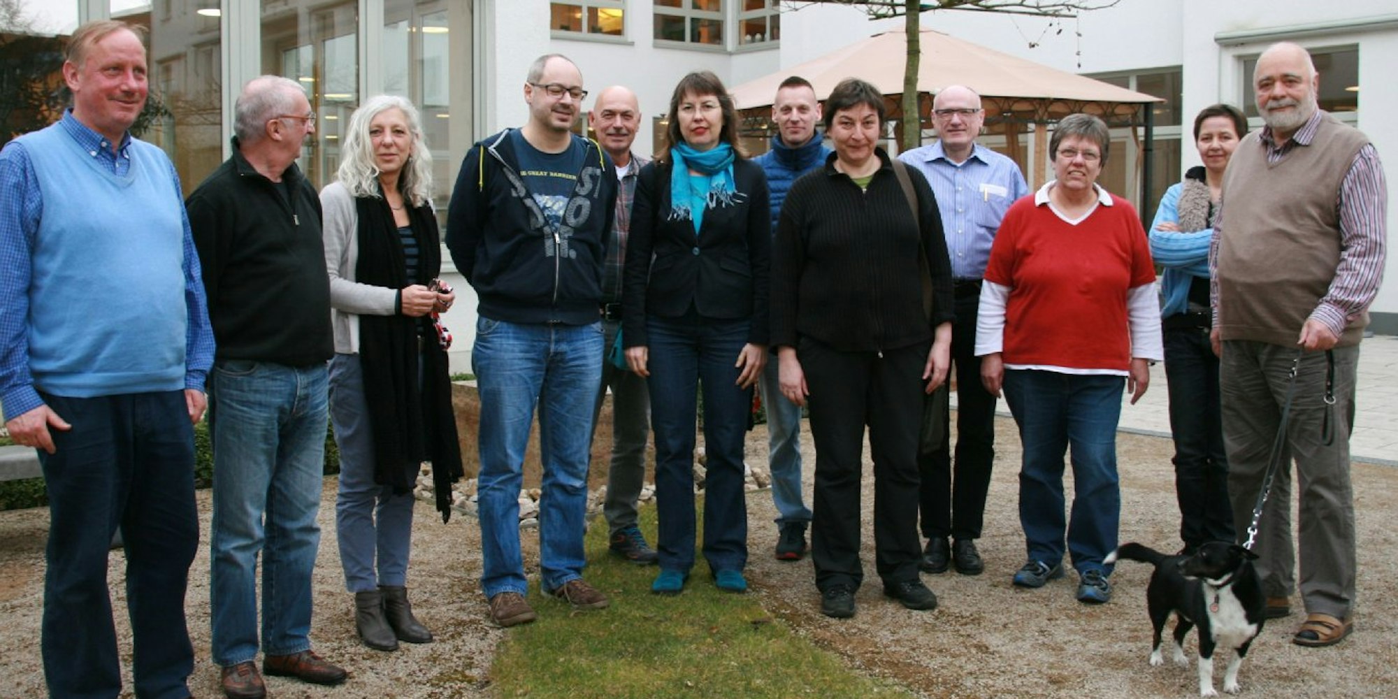 Die Teilnehmer des Rundgangs im Hof des Seniorenzentrums der Arbeiterwohlfahrt am Severinswall.