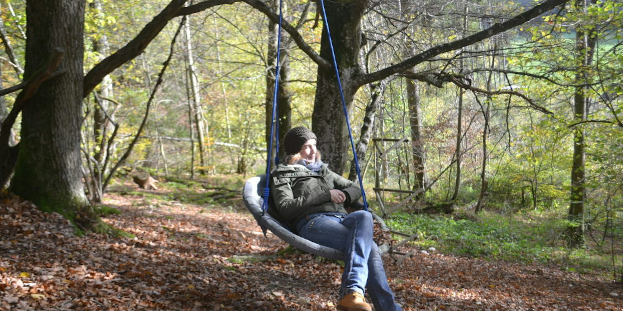 Die Korbschaukel ist ihr Lieblingsort im Wald: Jungjägerin Jessica Faßbender genießt das Leben in der Natur.