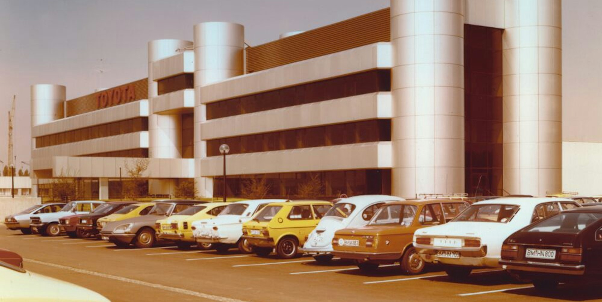 1979 eröffnet Toyota die neue Hauptverwaltung in Marsdorf.