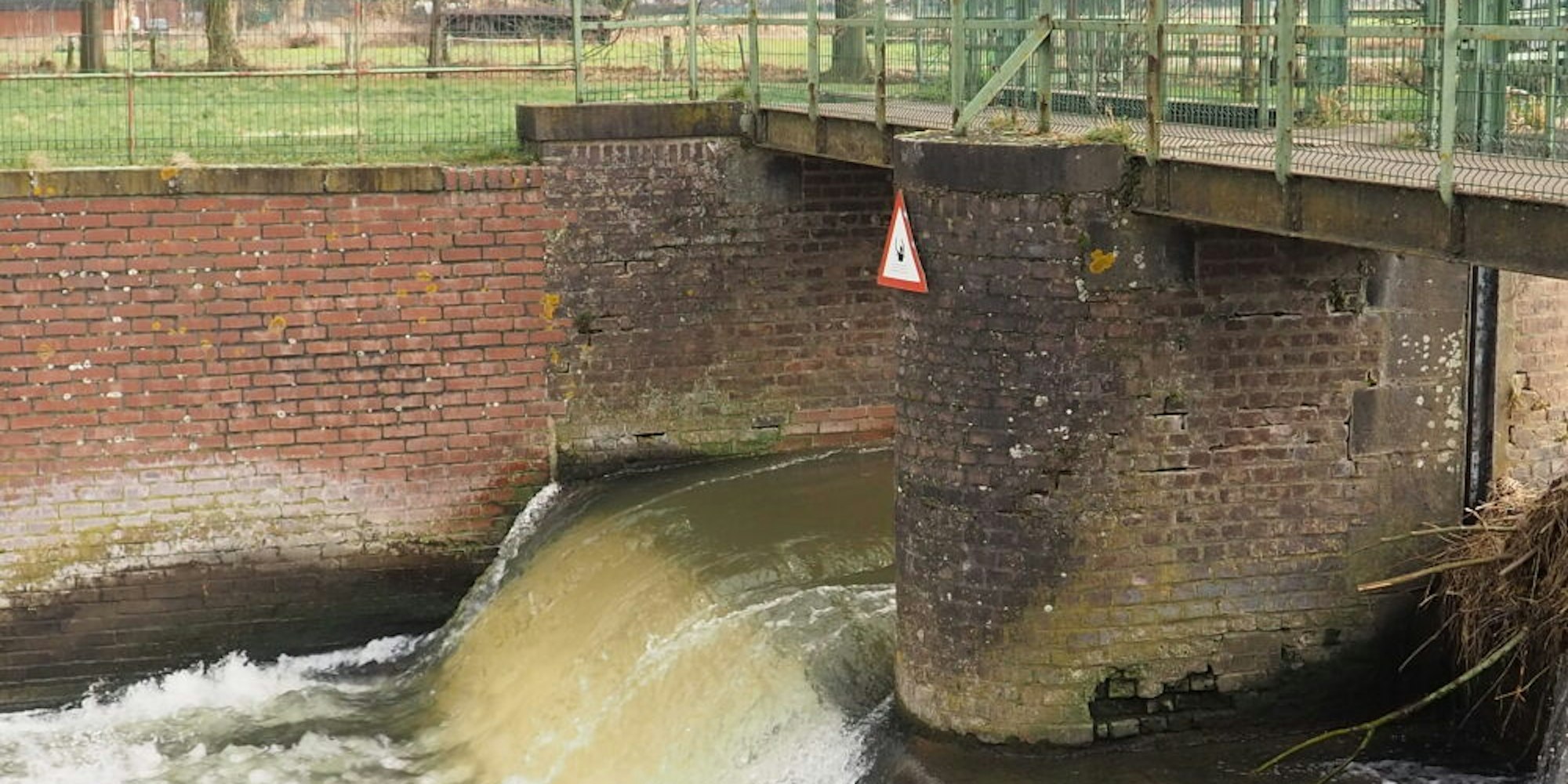 Der Erftflutkanal hat alle 600 Meter eine Betonschwelle. Dieses Wehr wird erhalten bleiben, aber ohne Funktion.