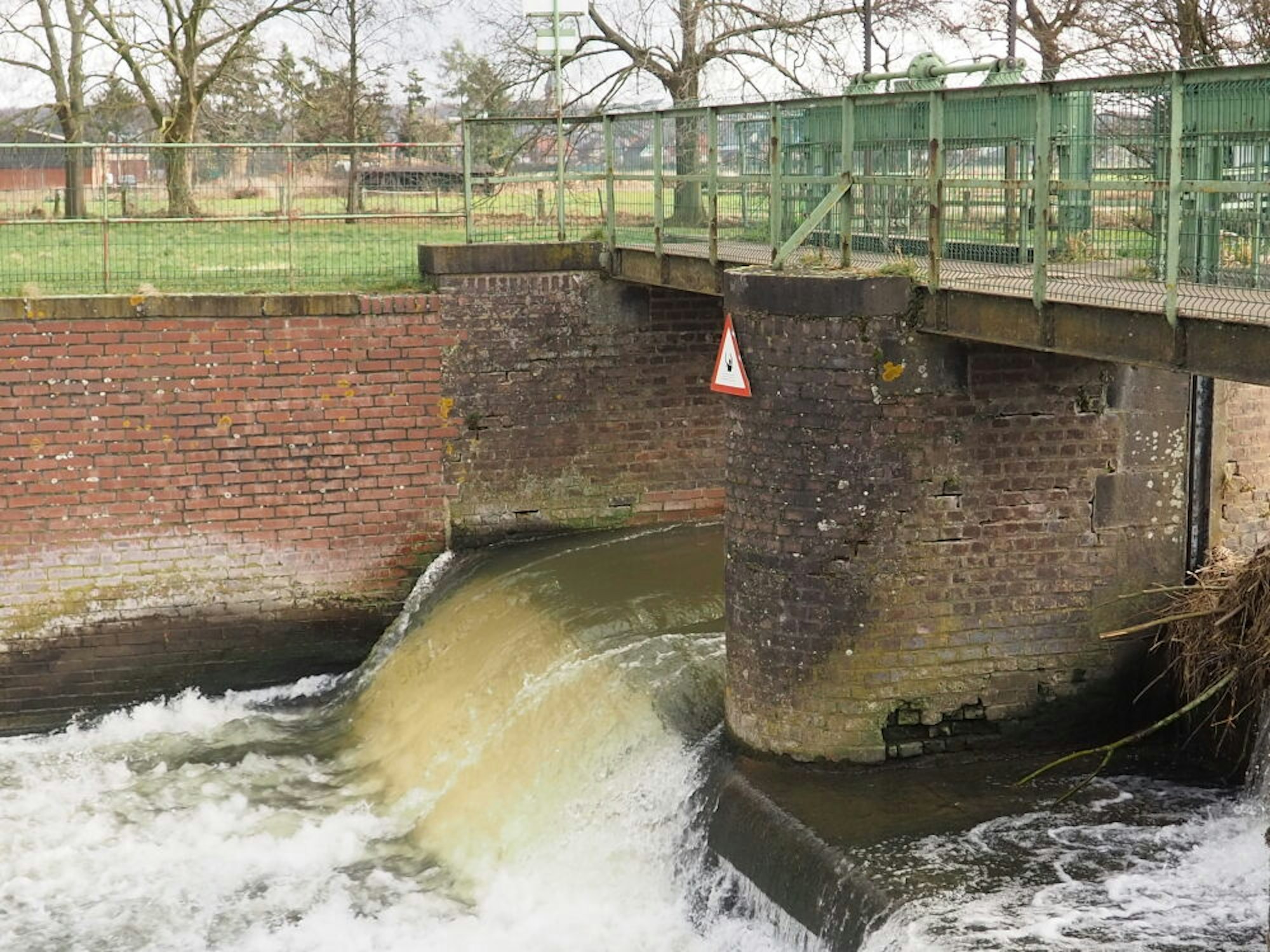 Der Erftflutkanal hat alle 600 Meter eine Betonschwelle. Dieses Wehr wird erhalten bleiben, aber ohne Funktion.