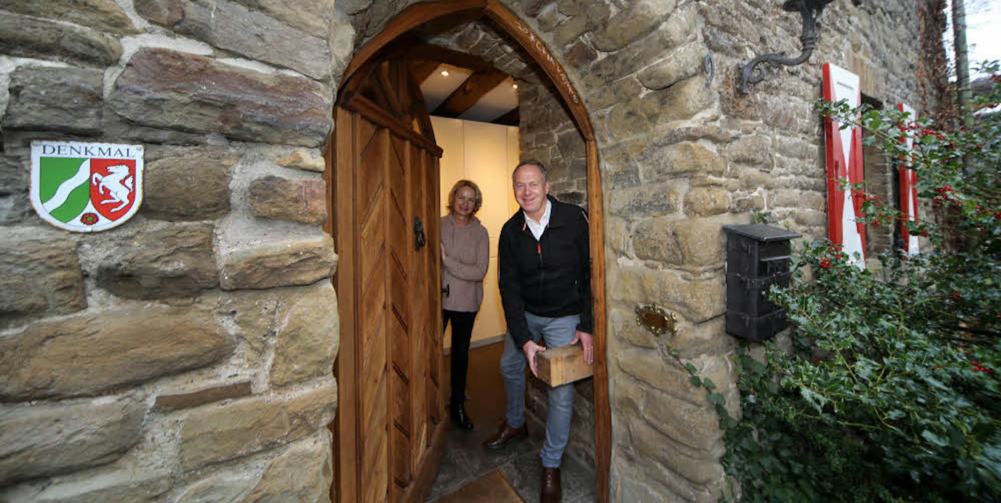 Gut gesichert: Mit schweren Holzriegeln verschließen lässt sich die Tür vom Burghaus Scheltensülz, in dem Nikolaus J. Sturm und Barbara Korte-Sturm in Rösrath-Hoffnungsthal mit ihrer Familie leben.